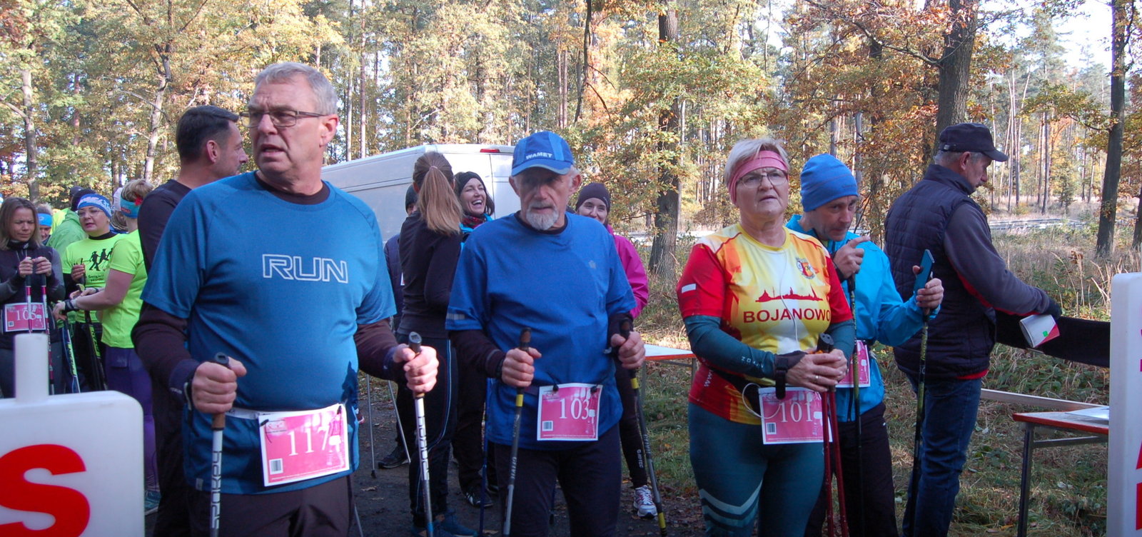 zawodnicy nordic walking w oczekiwaniu na wymarsz