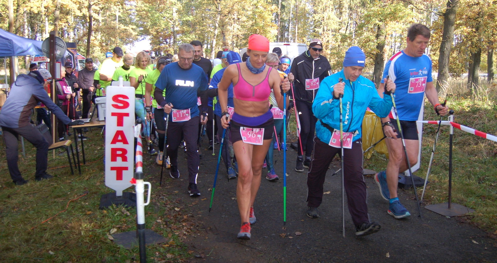 zawodnicy wyruszyli w trasę nordic walking