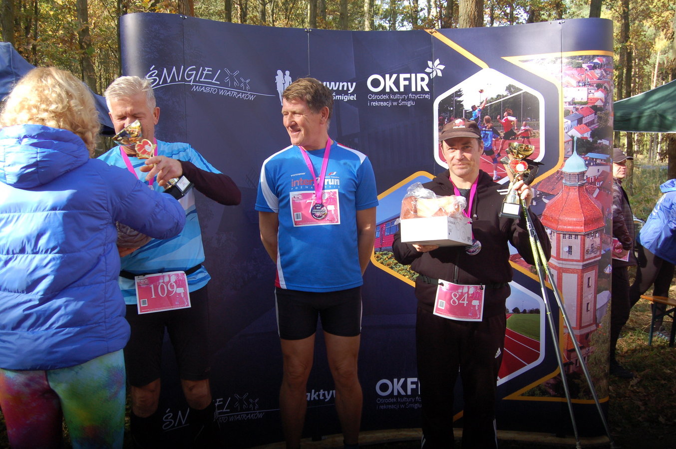 wręczanie nagród i pucharów najlepszym panom w kategorii nordic walking