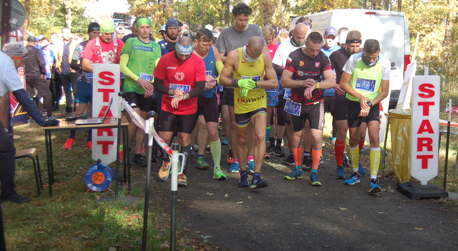 uczestnicy półmaratonu wybiegają na trasę