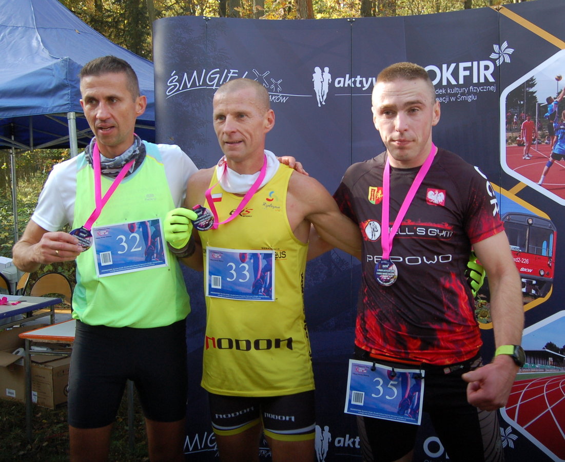 najlepsza trójka panów w półmaratonie z medalami na szyi 