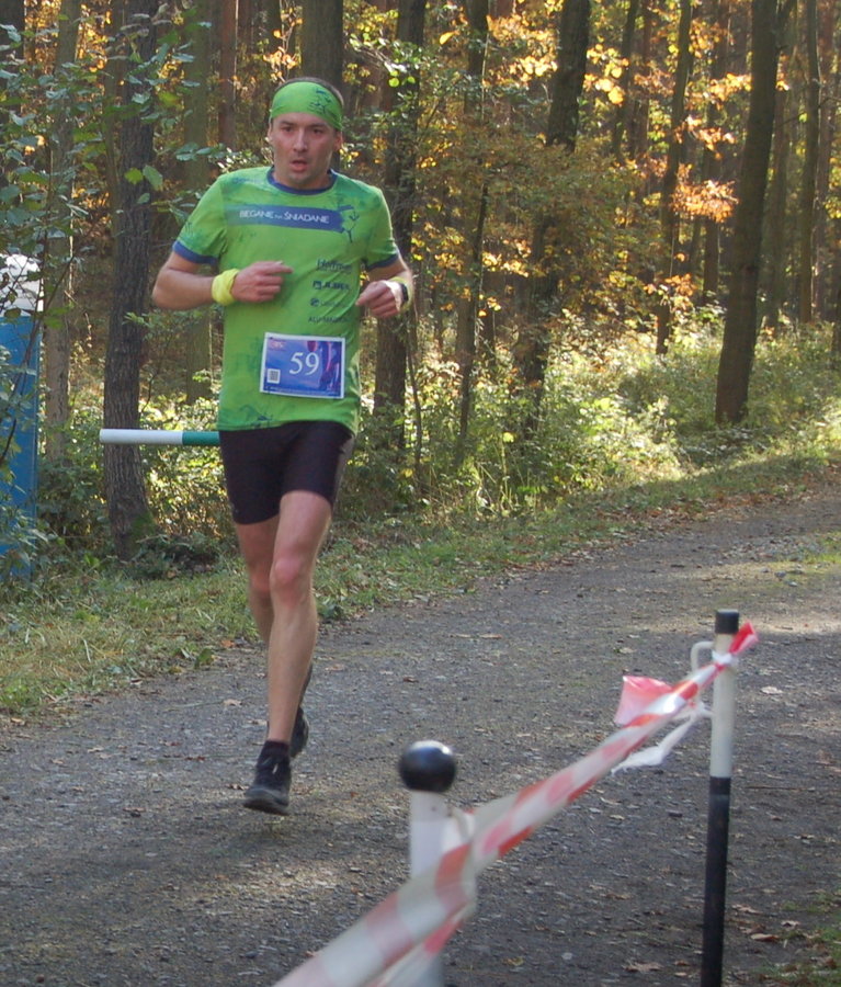 zawodnik półmaratonu podczas pokonywania ostatnich metrów biegu