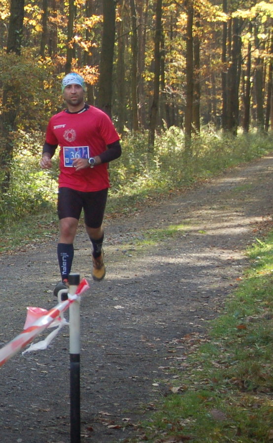 zawodnik półmaratonu podczas pokonywania ostatnich metrów biegu
