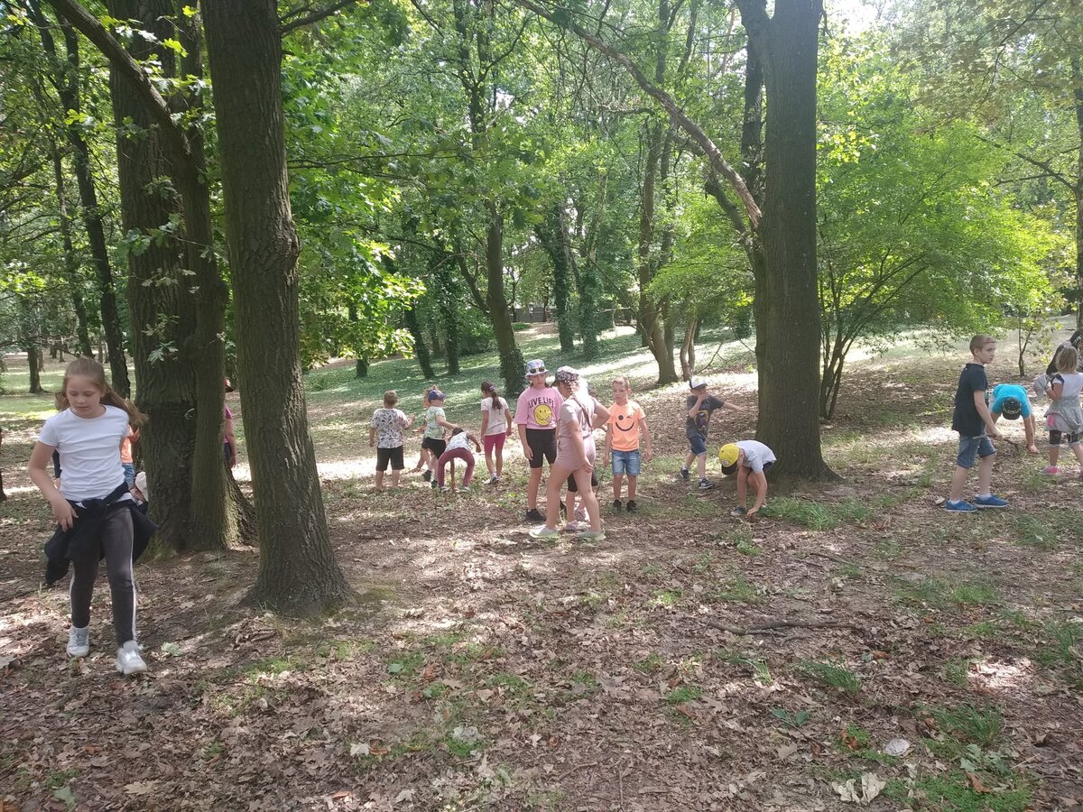 dzieci biegają po parku